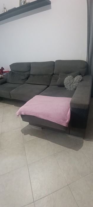 sofá  chaise- long com alguns desgastes