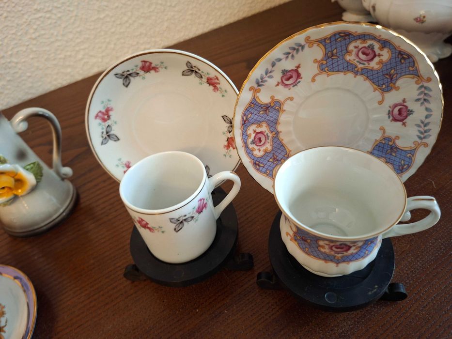 Porcelanas e biscuit  - lote de figuras e loiças de vitrine - preço do lote