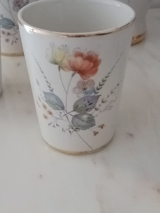 Jarro com 12 copos em porcelana