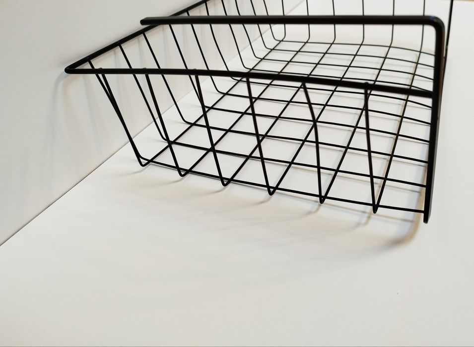 Koszyk organizer metalowy czarny podwieszany pod półkę, wiszący