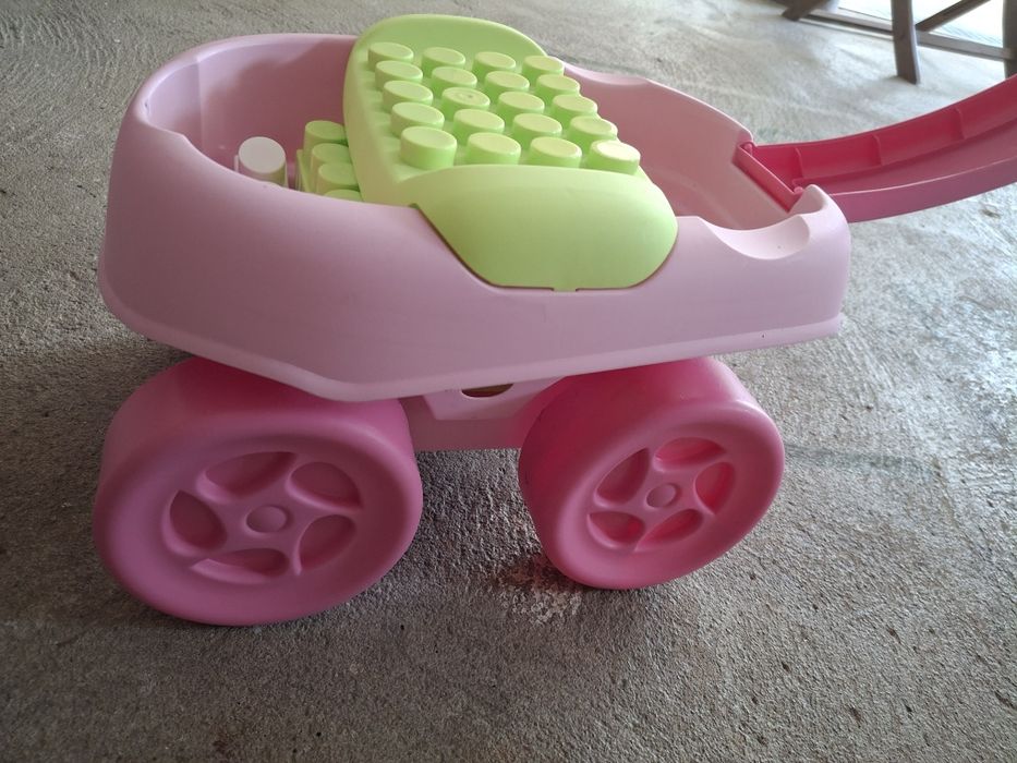 Carrinho com peças de montar