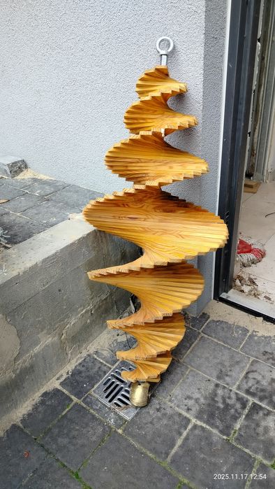 Spiralna Ozdoba Ogrodowa z Drewna – Hipnotyzujący Efekt Ruchu