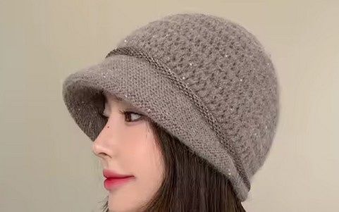 2 eleganckie czapki, popielata i ciemny beż