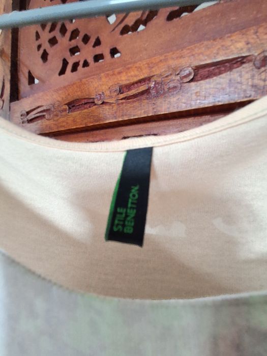 Camisas e blusas como novas de várias marcas.