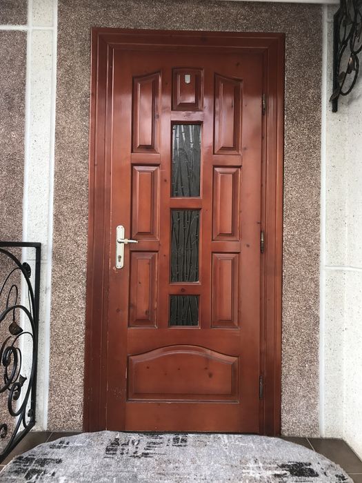 двері дерев’яні з коробкою