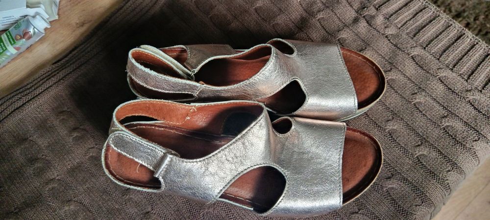 Sandały na koturnie