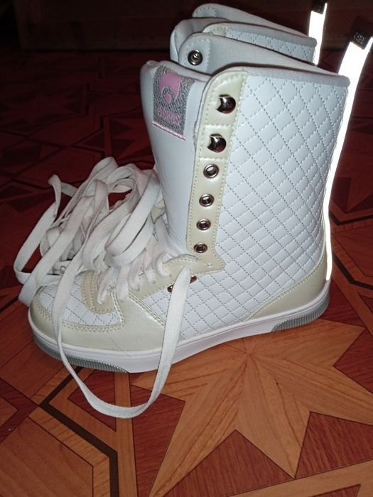 Взуття на дівчинку