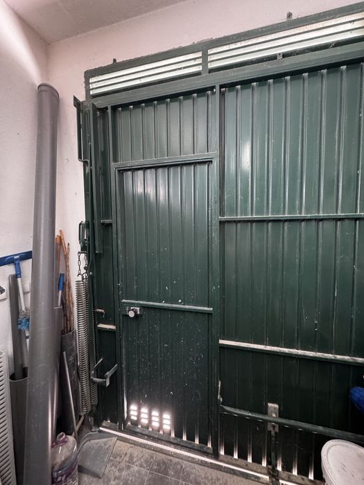 Dá-se Portão Garagem c/ porta 2.5 altura x 2.63 largura a quem vier buscar até sabado