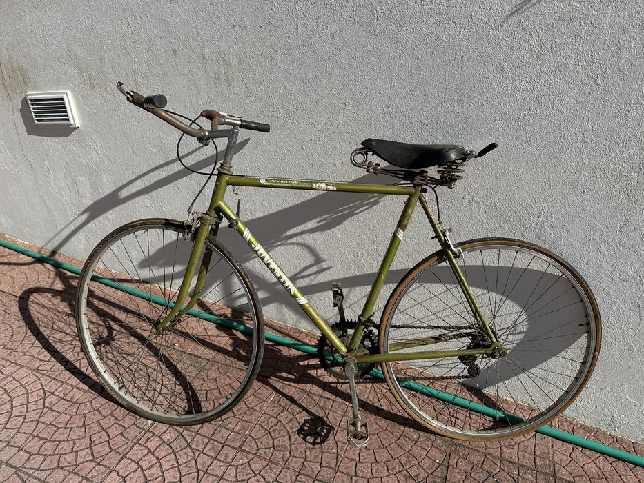 Bicicleta antiga para restaurar
