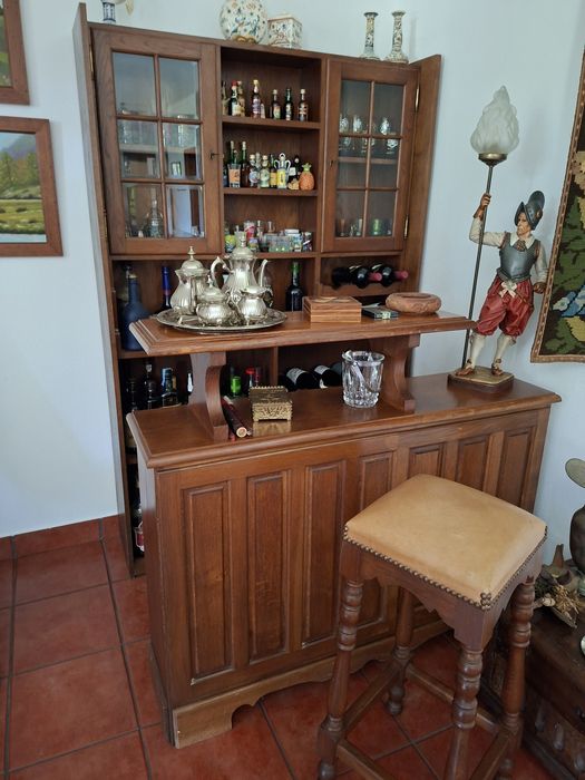 Pequeno bar em muito bom estado em carvalho francês com 1 banco.