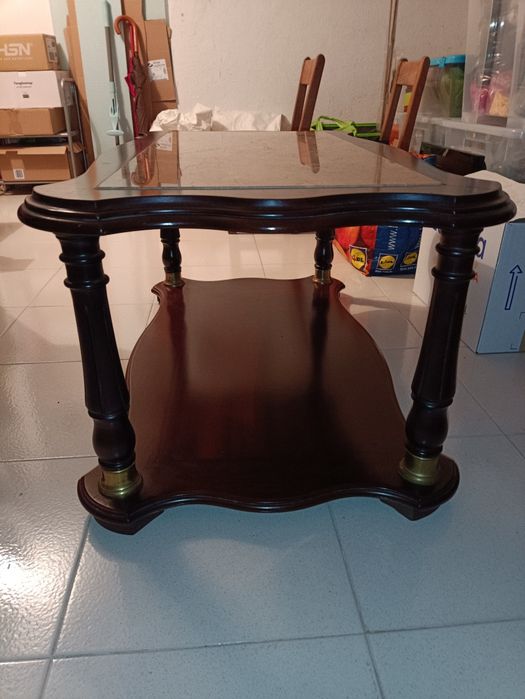 Mesa de centro da sala castanha com tampo de mármore