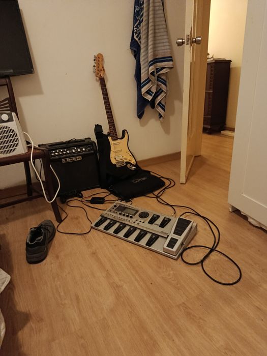 Vendo coluna line 6 e guitarra está Stratocaster