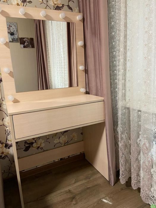 Столик для макіяжу