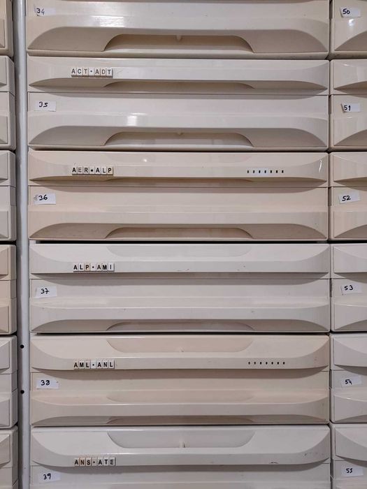 Armário de Farmácia Modular com Gavetas – Bom Estado!