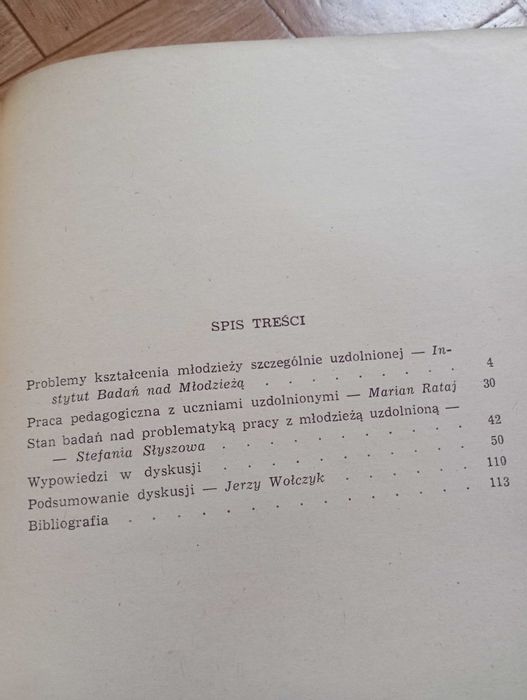 książka: ,,Praca z młodzieżą uzdolnioną"