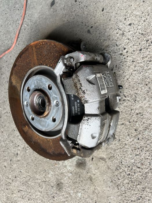 Цапфа права  ліва peugeot e2008 gt