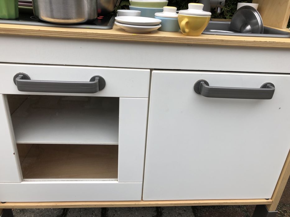 Kuchnia dla dzieci Ikea kuchenka z akcesoriami garnki kubki do zabawy