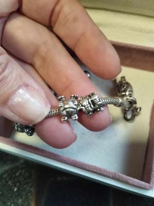 Pulseira Pandora, com 11 peças originais.