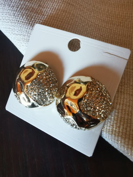 Brincos dourados com pedras brilhantes