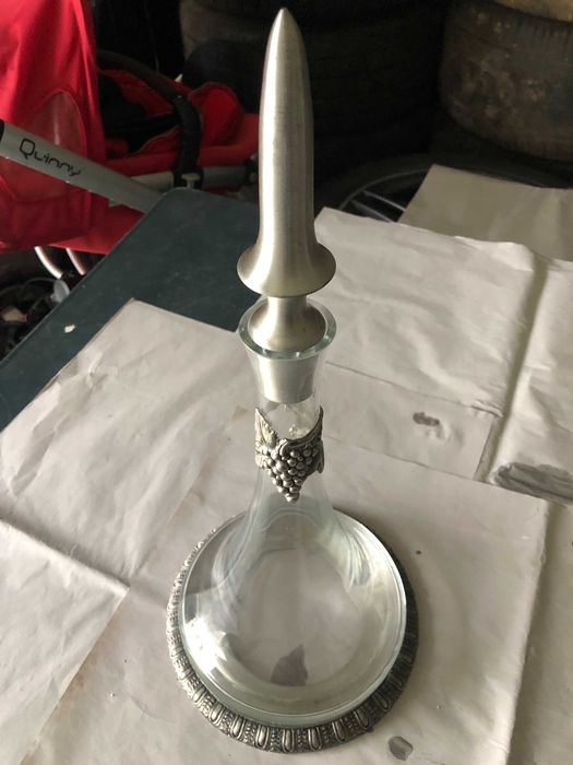 garrafa antiga e muito bonita  ornamentada a estanho