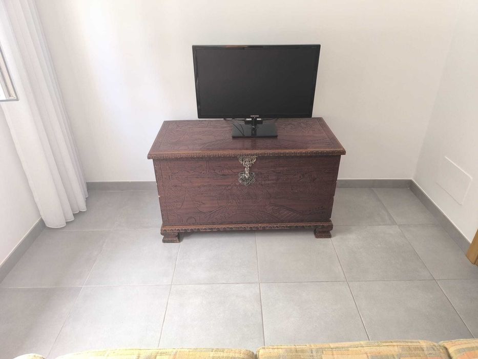 Arca antiga em madeira com algum uso