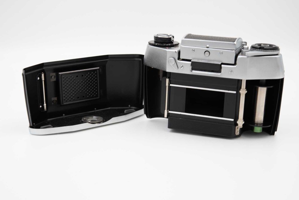 Exa 1B Completa com Caixa, Documentos, 2 Visores e Pentacon 50mm f1.8