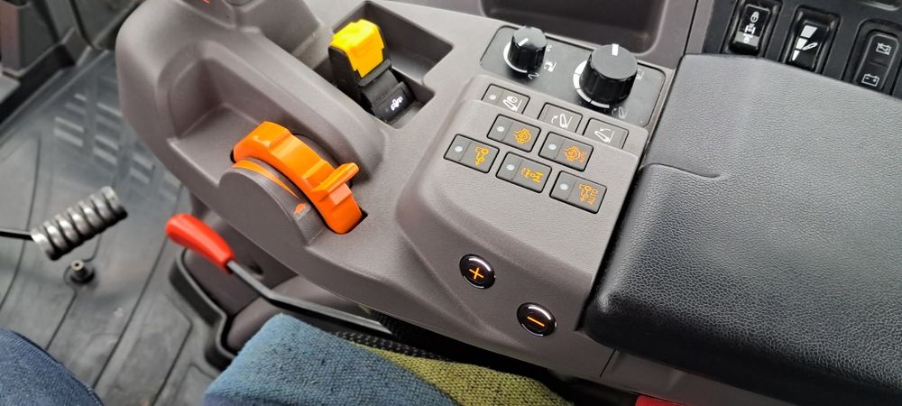 Ciągnik marki Kubota m6 142