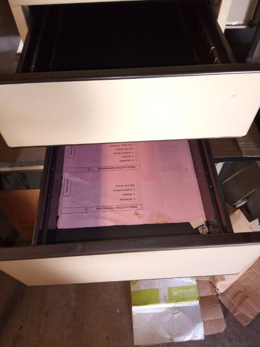 Secretária de escritório em metal.