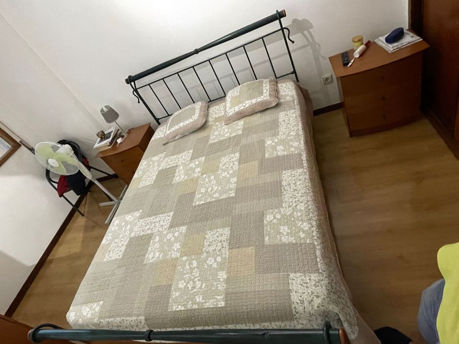 Cama 140*200 de ferro e estrado em muito bom estado