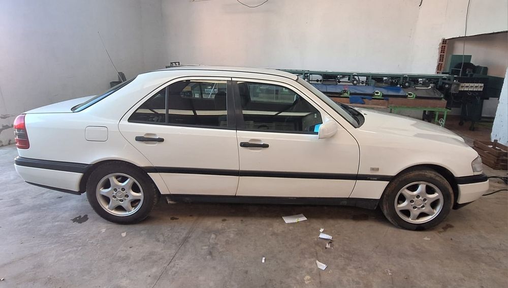 Mercedes c 220 Em bom estado sempre em garagem  

Depós