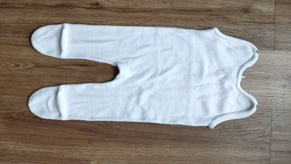 Białe , ciepłe spioszki w króliczki