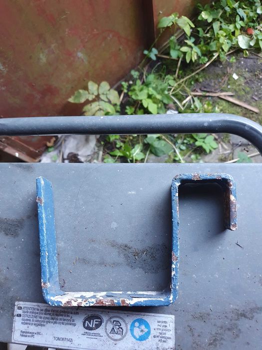 Solidne metalowe haki do doniczek balkonowych