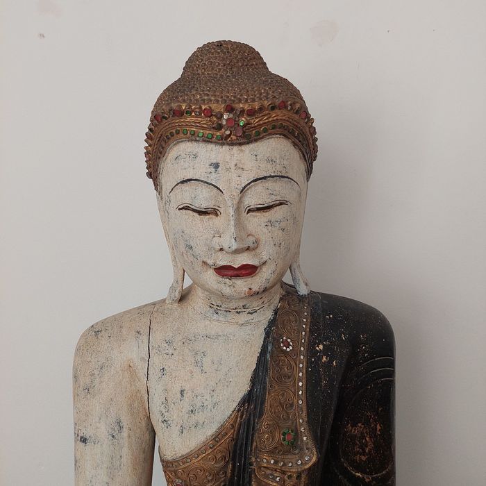 Buda em madeira maciça, antigo e mesas para altar