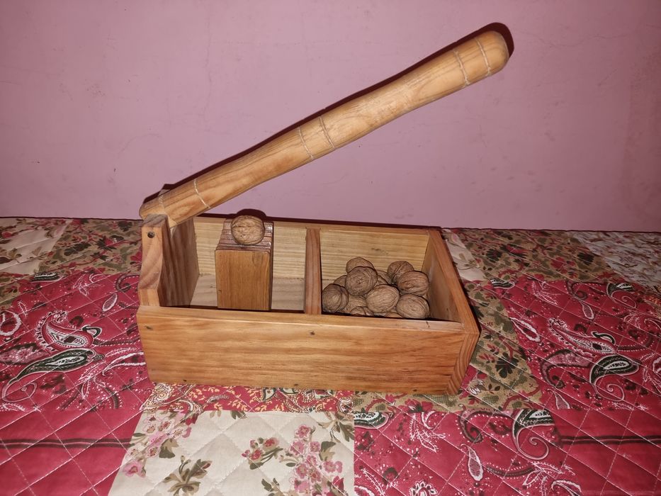 Quebra nozes em madeira (novo)