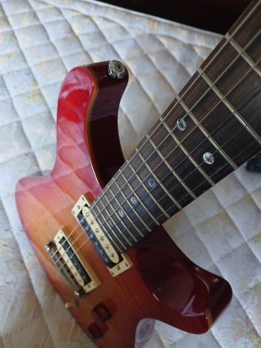 Guitarra PRS SE Custom+ amplificador Line 6  30 Watts