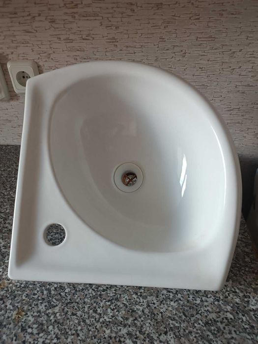 Раковина обычная со смесителем, сифоном и трубамии и  угловая раковина
