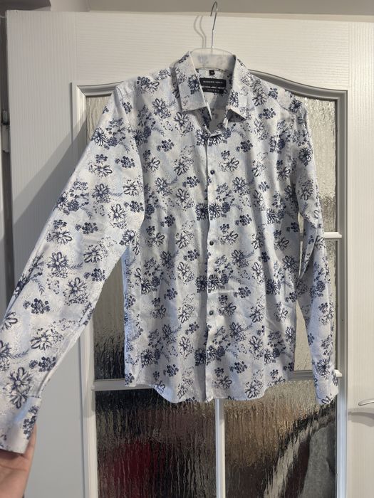 Jasnoniebieska, męska koszula w granatowe kwiaty