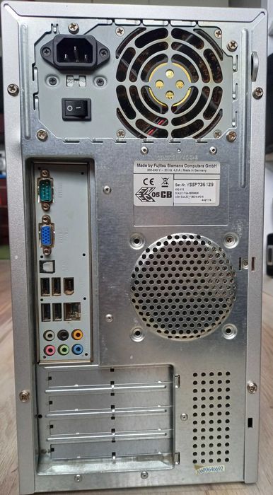 Obudowa PC z zawartością komputer