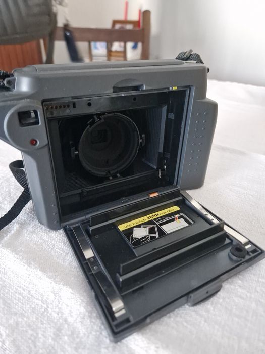 Fujifilm Instax 100 Wide em caixa e com manuais