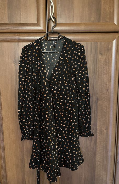 Czarna sukienka mini w kwiaty