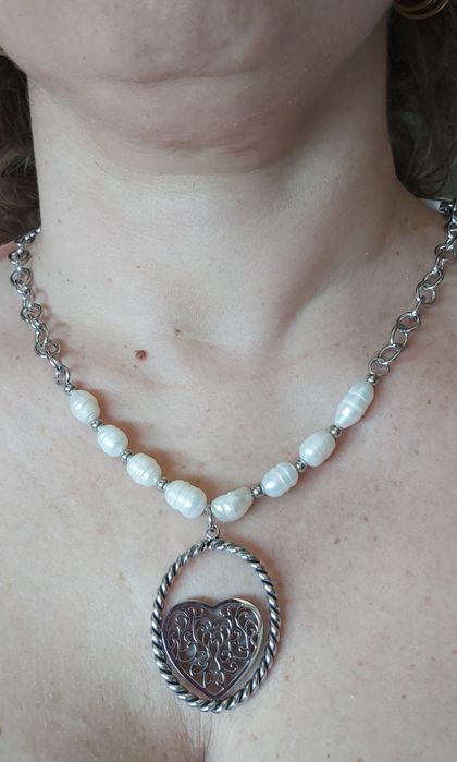 Colar prateado, em aço, com coração e pérolas naturais