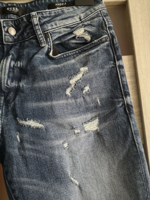 Jeansy z przetarciami GUESS