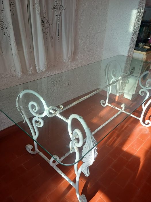 Mesa de ferro com tampo de vidro