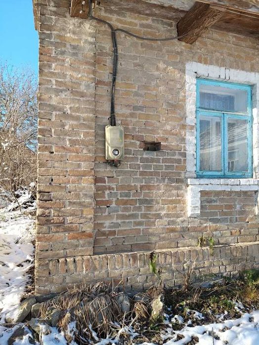 Цегляний будинок під ремонт або реконструкцію на великій ділянці