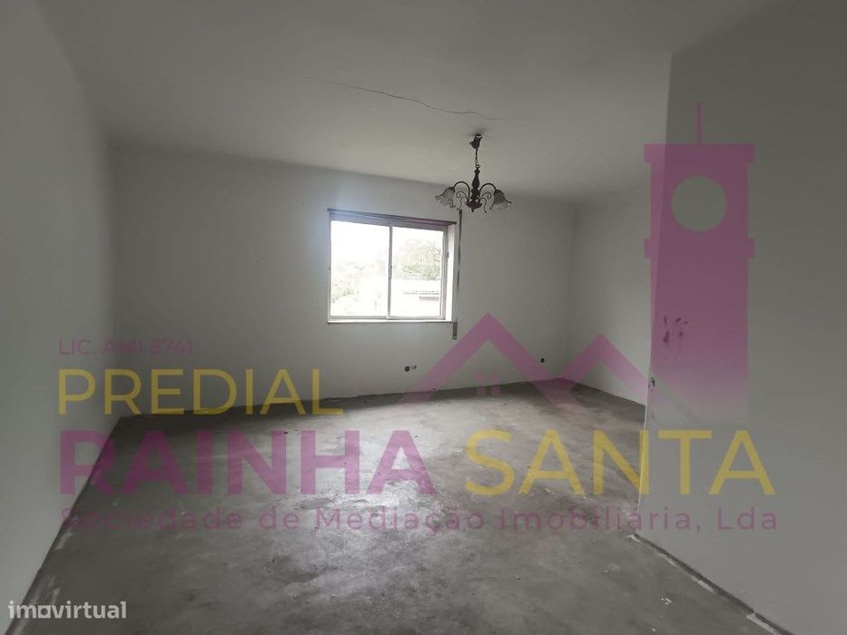 Moradia em 2 pisos para reabilitar. Quintal e anexo-Lousã