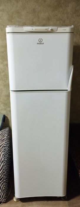 Холодильник indesit