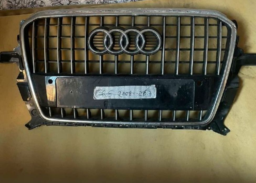Решітка Audi Q5.