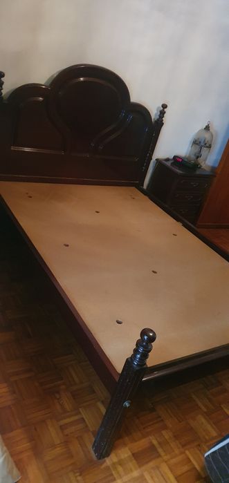 Conjunto cama e mesas de cabeceira