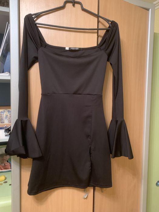 Чорна міні сукня з розрізом