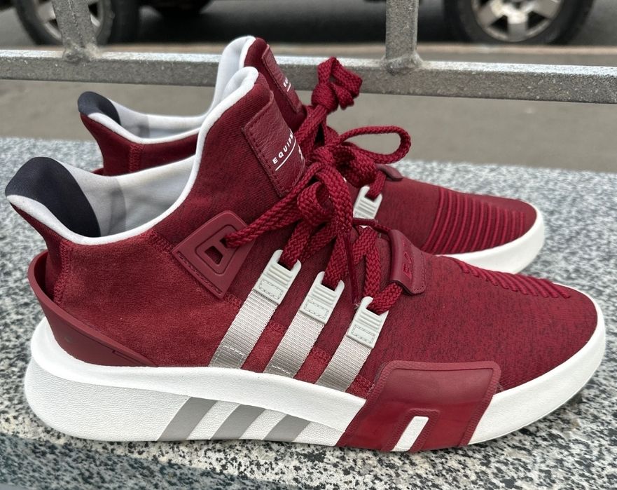 Фирменные кроссовки adidas.